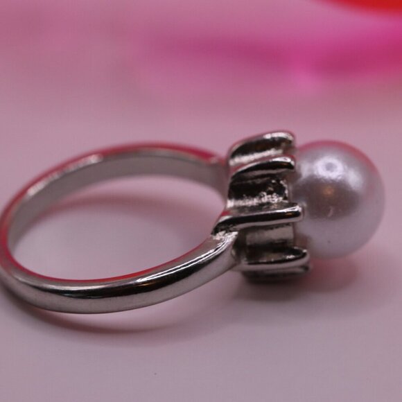 Size 8 Silver tone ring with Oversized Faux Pearl - Picture 2 of 5